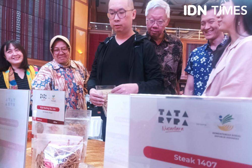 Menteri Sosial Tri Rismaharini membuka designer summit 2024 di Gedung Kemensos, Jumat (26/4/2024). (IDN Times/Dini Suciatiningrum)