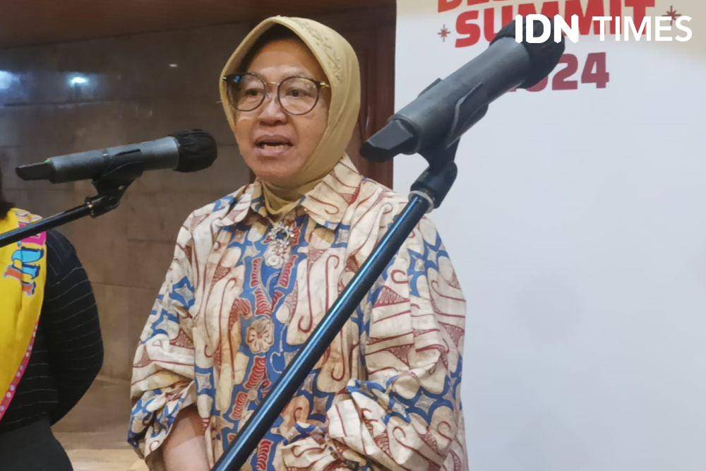 Menteri Sosial Tri Rismaharini membuka designer summit 2024 di Gedung Kemensos, Jumat (26/4/2024). (IDN Times/Dini Suciatiningrum)
