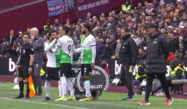Adu argumen antara manajer Liverpool, Juergen Klopp, dengan Mohamed Salah (TNT Sports)