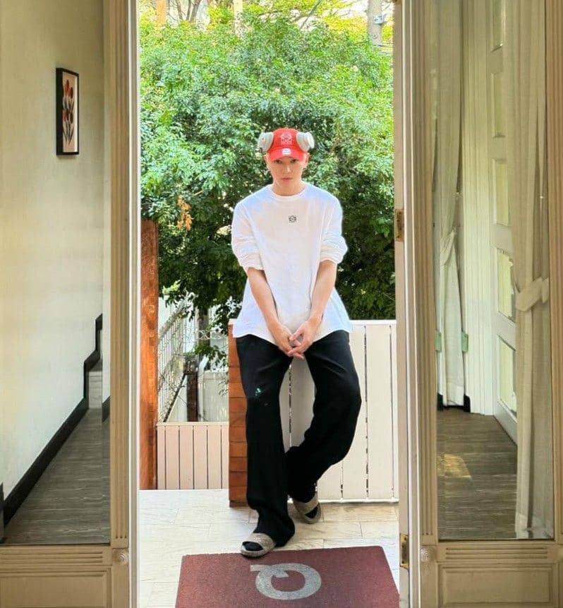 OOTD nuansa putih ala Taeyong NCT (instagram.com/taeoxo_nct)