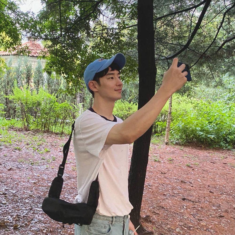 outfit liburan (instagram.com/leejehoon_official)
