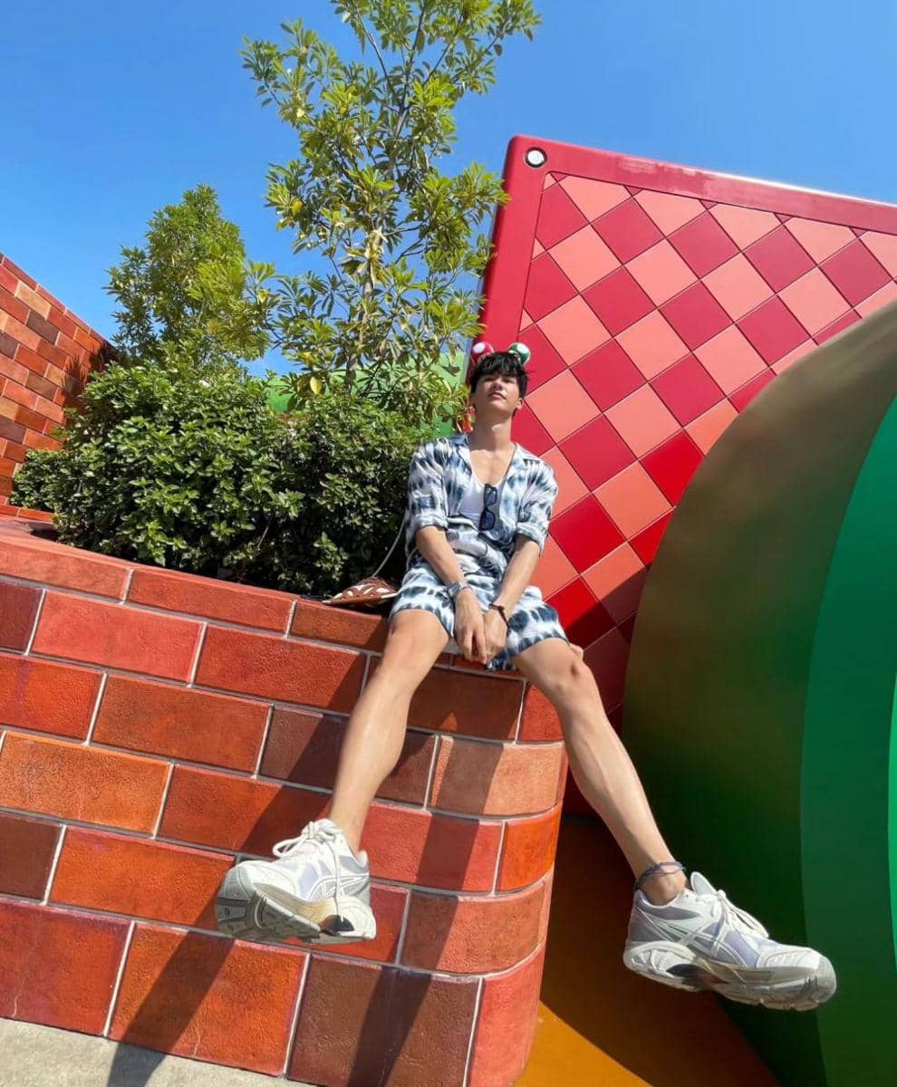 outfit liburan (instagram.com/tawan_v)