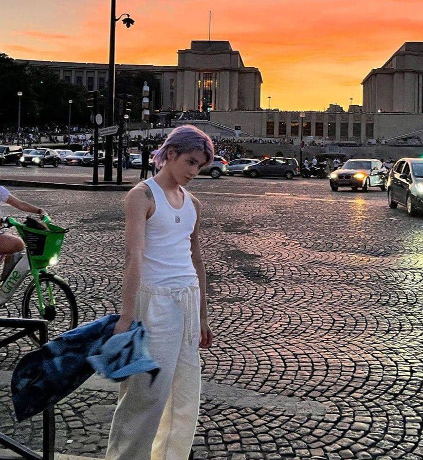 OOTD nuansa putih ala Taeyong NCT (instagram.com/taeoxo_nct)