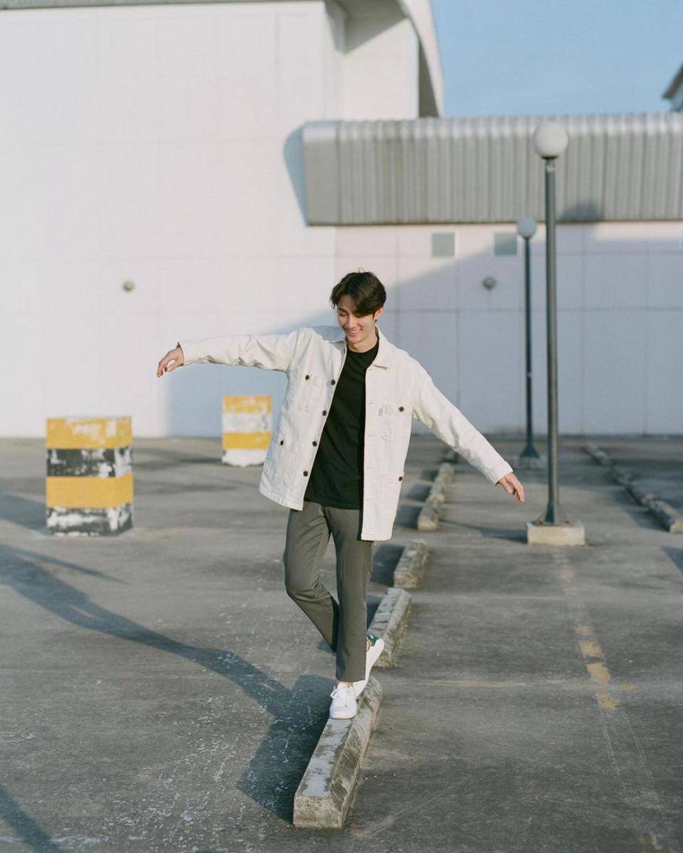 potret OOTD pakai white sneakers ala Force Jiratchapong (instagram.com/fforce_)
