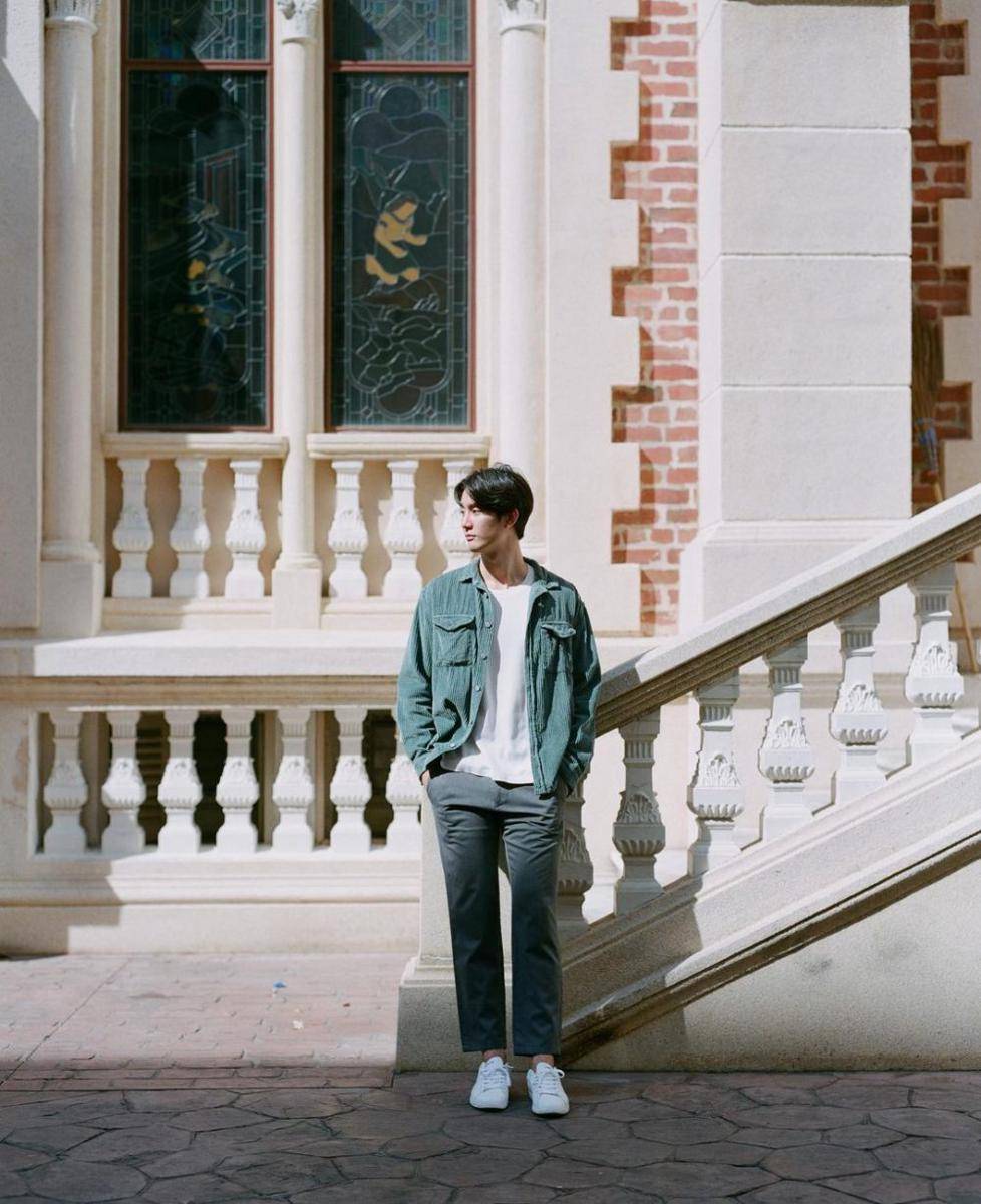 potret OOTD pakai white sneakers ala Force Jiratchapong (instagram.com/fforce_)