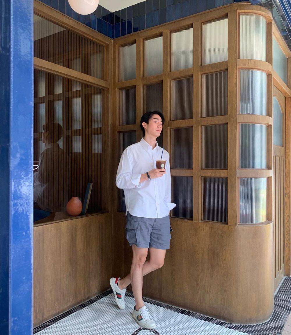 potret OOTD pakai white sneakers ala Force Jiratchapong (instagram.com/fforce_)