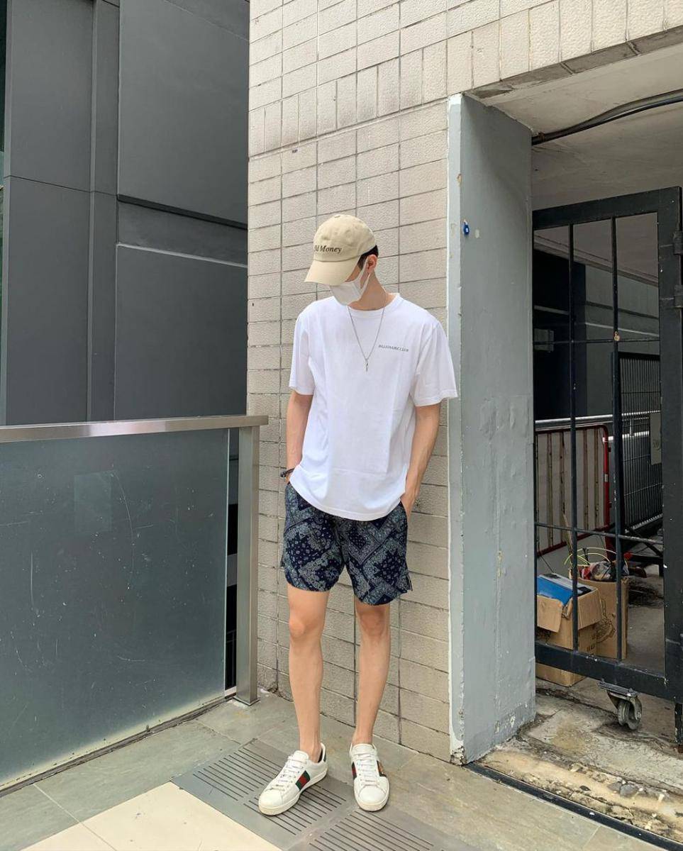 potret OOTD pakai white sneakers ala Force Jiratchapong (instagram.com/fforce_)