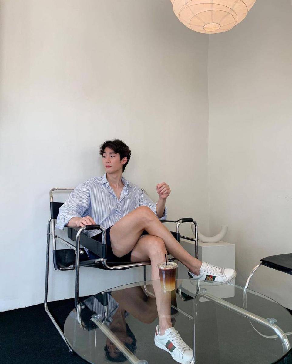 potret OOTD pakai white sneakers ala Force Jiratchapong (instagram.com/fforce_)