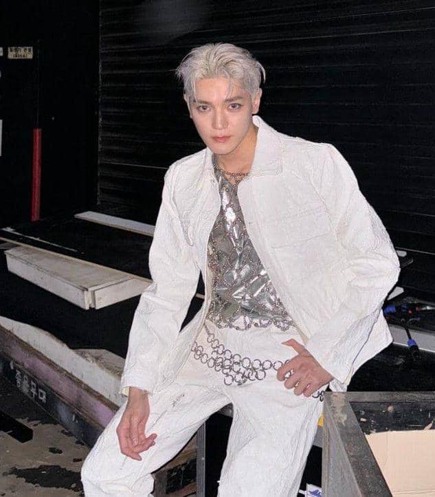 OOTD nuansa putih ala Taeyong NCT (instagram.com/taeoxo_nct)