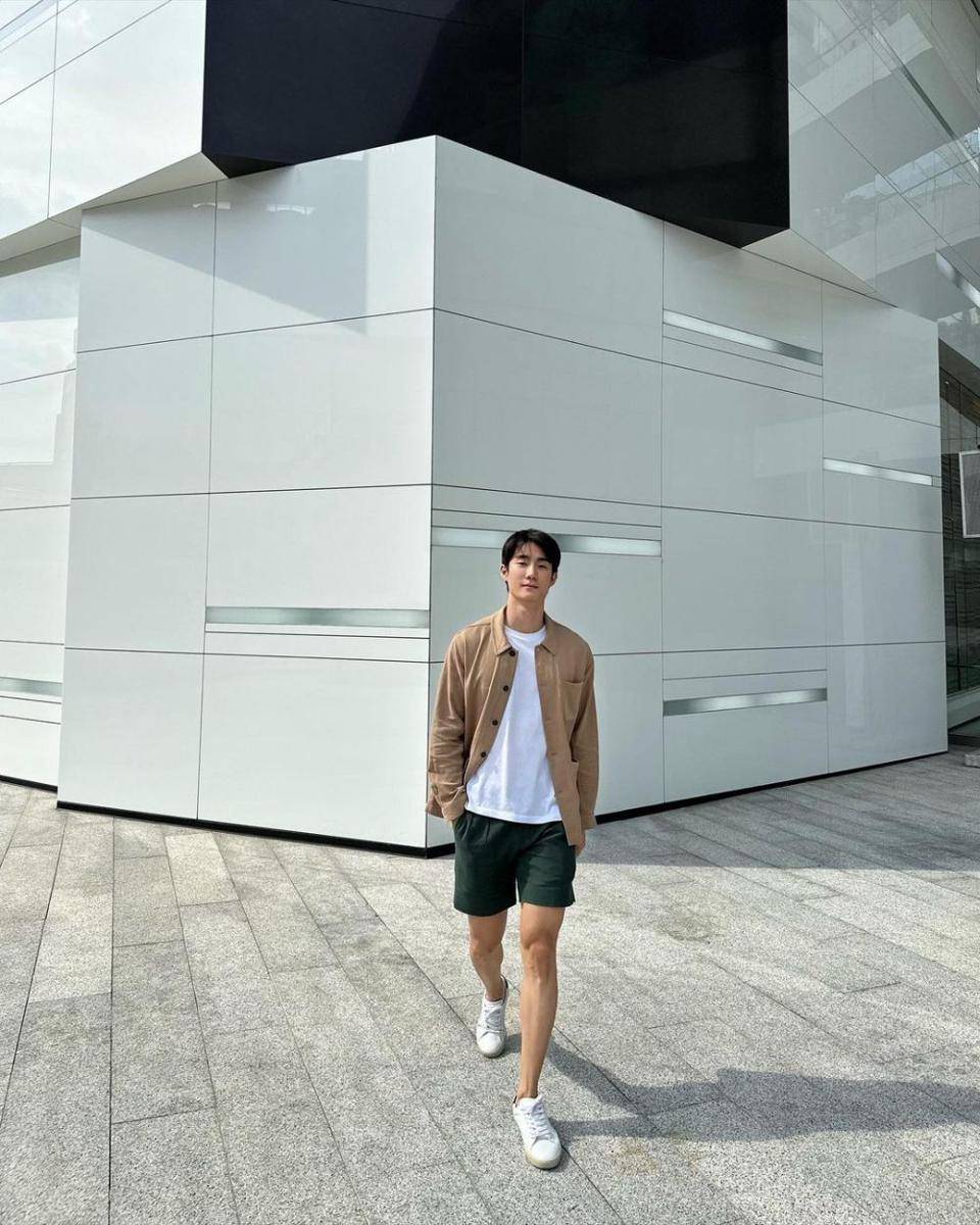potret OOTD pakai white sneakers ala Force Jiratchapong (instagram.com/fforce_)