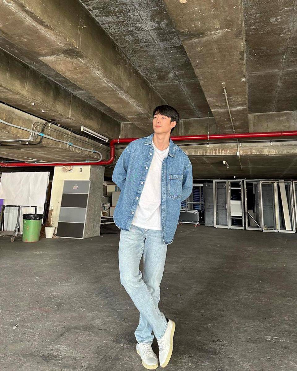 potret OOTD pakai white sneakers ala Force Jiratchapong (instagram.com/fforce_)