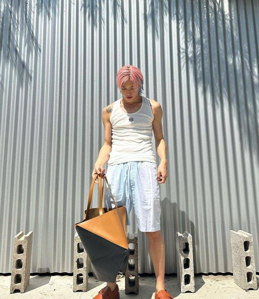 OOTD nuansa putih ala Taeyong NCT (instagram.com/taeoxo_nct)