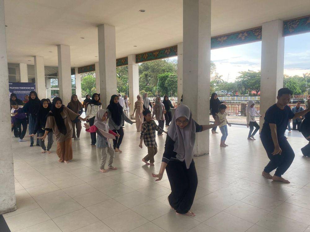 Aktivitas anak dalam belajar tarian japin yang merupakan tarian khas suku banjar melayu.