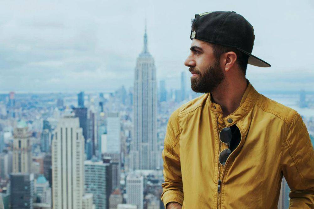 ilustrasi memakai jaket (pexels.com/Omar López)