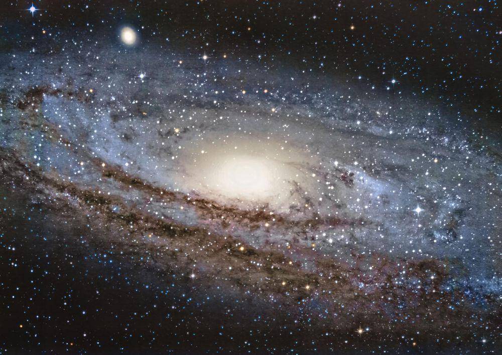 galaksi andromeda dari teleskop luar angkasa (deviantart.com)