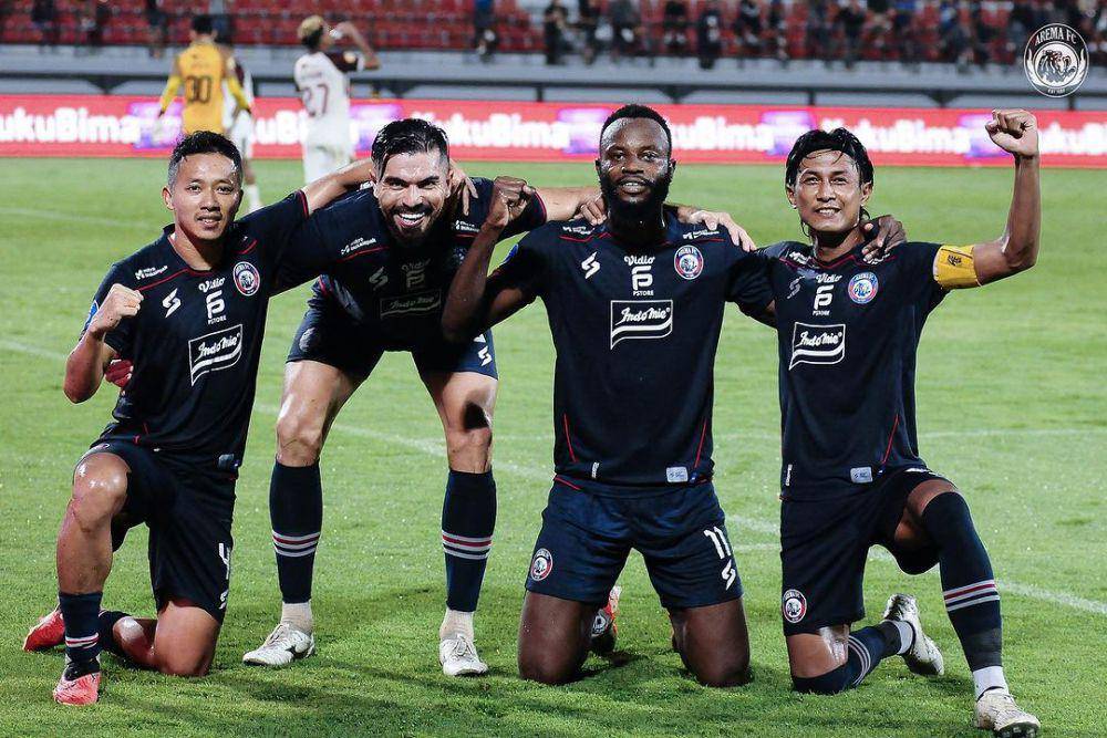 Para pemain Arema FC dalam laga menghadapi PSM Makassar pada pekan ke-33 Liga 1 2023/2024. (instagram.com/aremafcofficial)