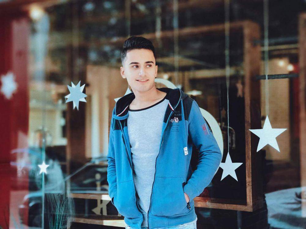ilustrasi memakai jaket (pexels.com/Atef Khaled)