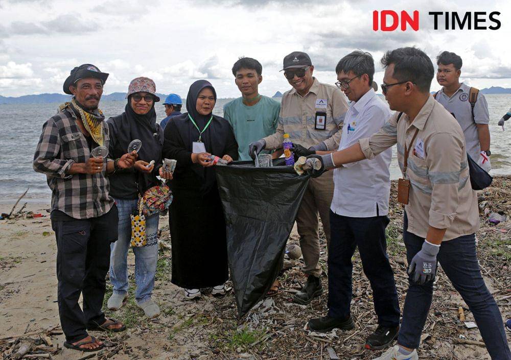Aksi Bersih Pantai Indah Pandan, Kabupaten Tapanuli Tengah pada peringatan Earth Day 22 April 2024 (IDN Times/Arifin Al Alamudi)