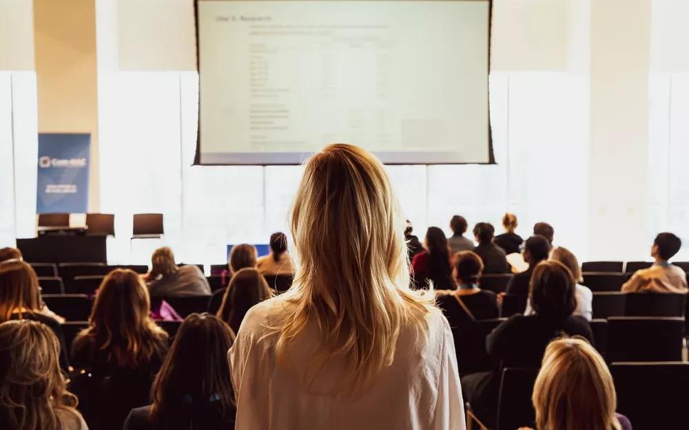 5 Tips Jago Public Speaking untuk Si Paling Introvert, Taklukkan!
