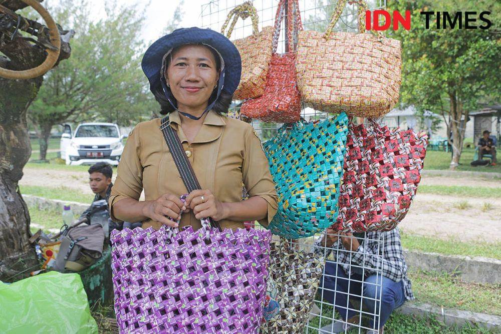 Supartini, Pengurus Bank Sampah Yamantab menunjukkan goodie bag yang terbuat dari daur ulang sampah plastik (IDN Times/Arifin Al Alamudi)