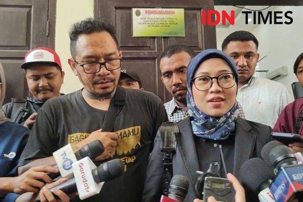 Keterangan pers Ayah David Ozora, Jonathan Latumahina yang didampingi pengacaranya usai penundaan Sidang Mario Dandy dan Shane Lukas pada Kamis (10/8/2023). (IDN Times/Amir Faisol)