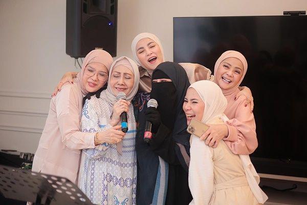 7 Potret Pesta Ultah Ke-71 Ibu Tiri Olla Ramlan, Duet dengan Umi Pipik