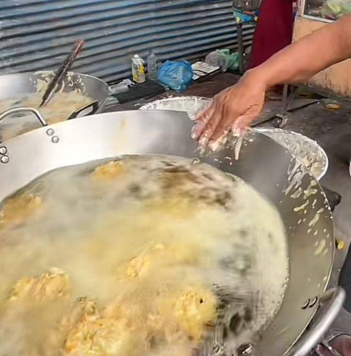 Gorengan Limbad bawah pohon jalan Miduk (TikTok @Betamakan Medan)