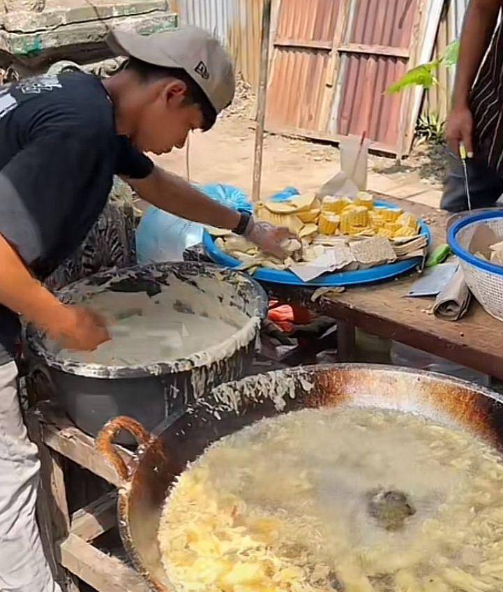 Gorengan Dapur Pisang Panglima Denai (TikTok @Lensakuliner)