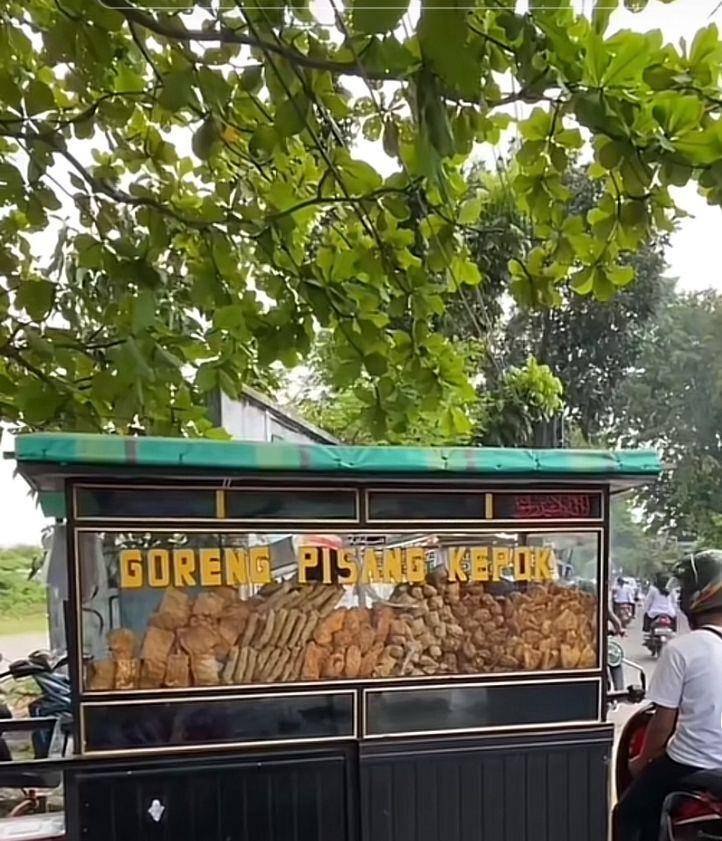 Gorengan Pisang Kepok di Ayahanda (TikTok @KULINERTOPUI)
