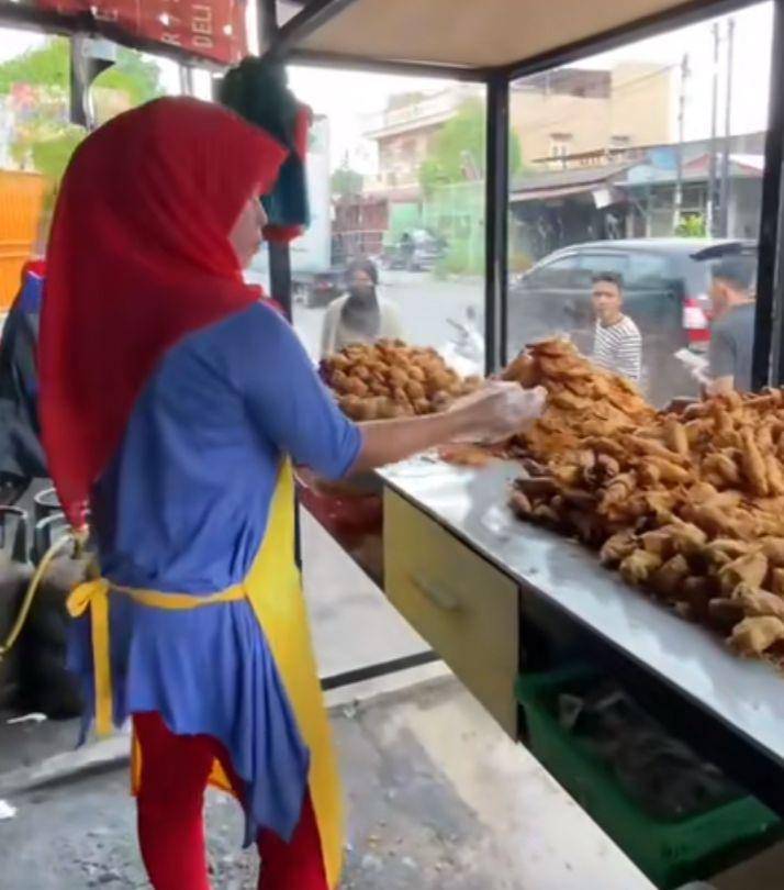 Gorengan Gopek di Krakatau (TikTok @Lensakuliner)