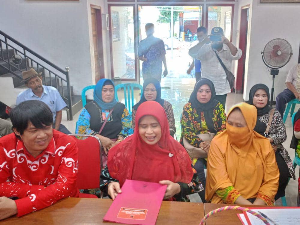 Ratna Ani Lestari mengambil berkas pendaftaran bakal calon bupati Banyuwangi. (IDN Times/ Agung Sedana)