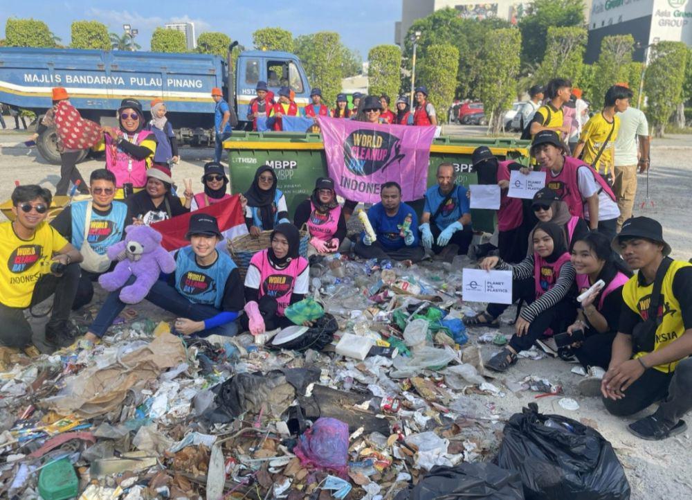 WCD Sumut bersih-bersih sampah sampai ke Malaysia (IDN Times/Eko Agus Herianto)