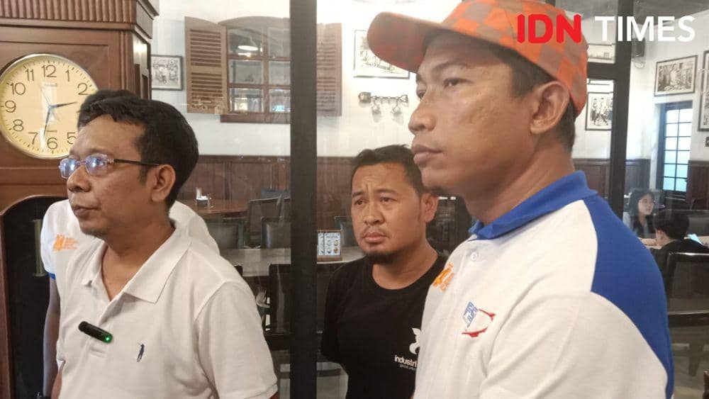Ketua KSPI Jateng Aulia Hakim bersama elemen buruh Jawa Tengah. (IDN Times/Fariz Fardianto)