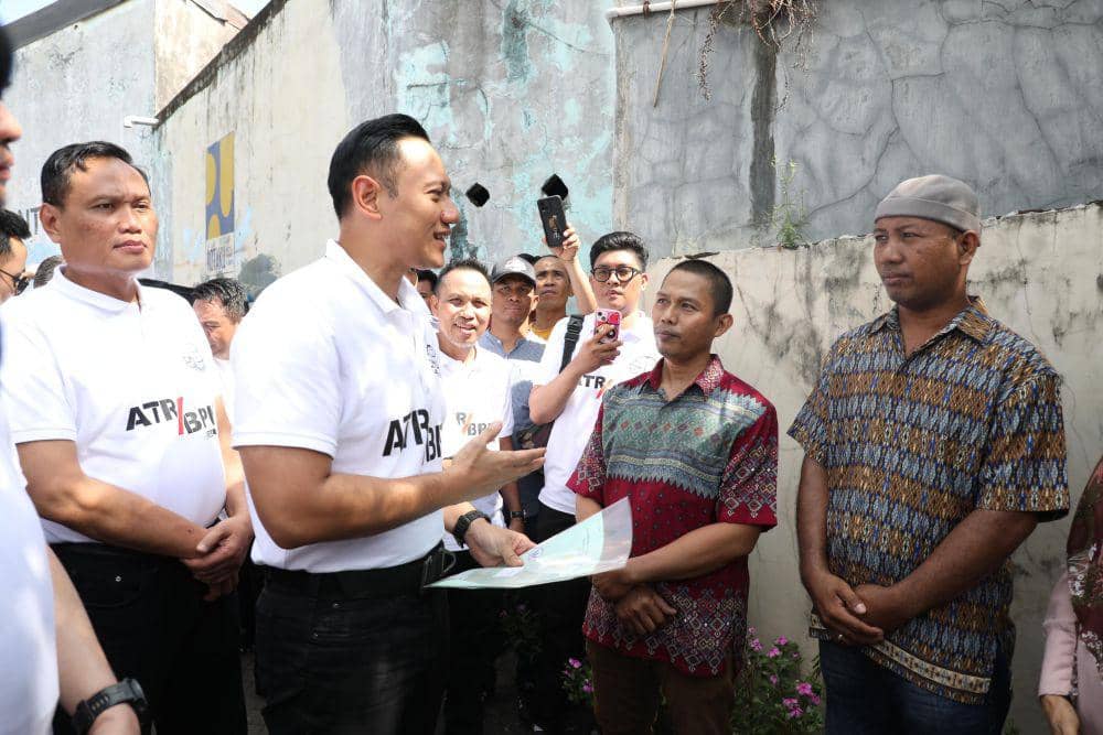 Menteri ATR/BPN, Agus Harimurti Yudhoyono, menyerahkan serifikat tanah kepada warga Kelurahan Romangpolong, Kelurahan Somba Opu, Kabupaten Gowa, Sabtu (27/4/2024). Dok. Humas Kementerian ATR/BPN