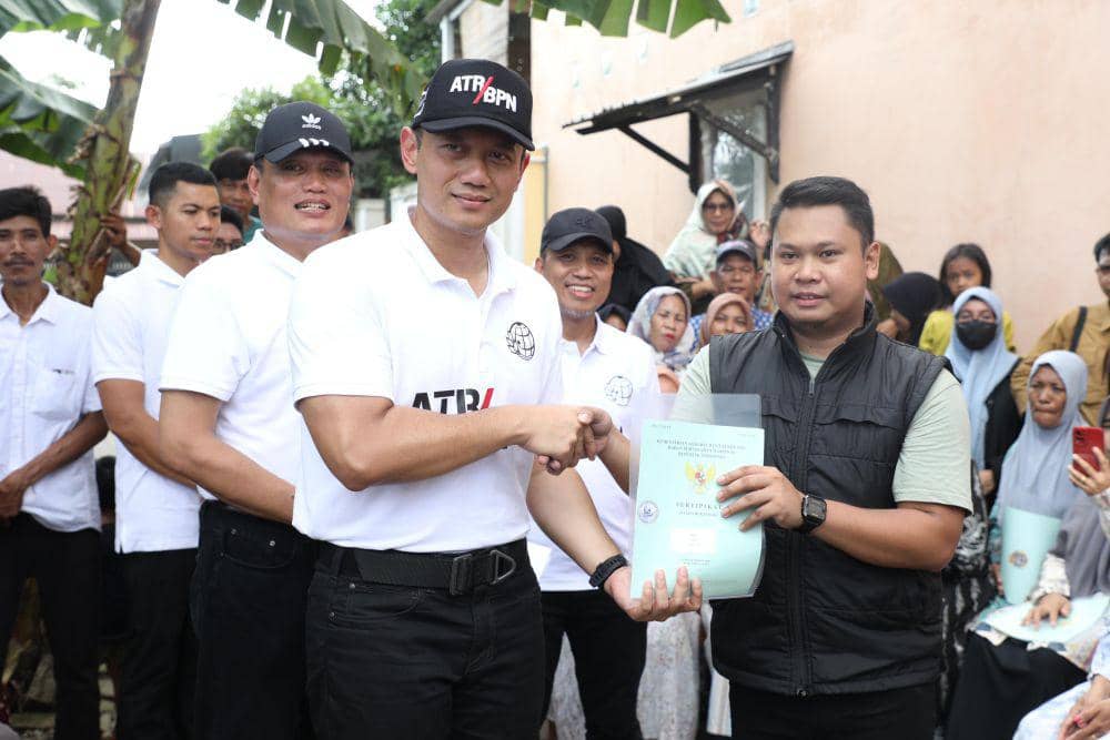 Menteri ATR/BPN, Agus Harimurti Yudhoyono, menyerahkam serifikat tanah kepada warga Kelurahan Romangpolong, Kelurahan Somba Opu, Kabupaten Gowa, Sabtu (27/4/2024). Dok. Humas Kementerian ATR/BPN