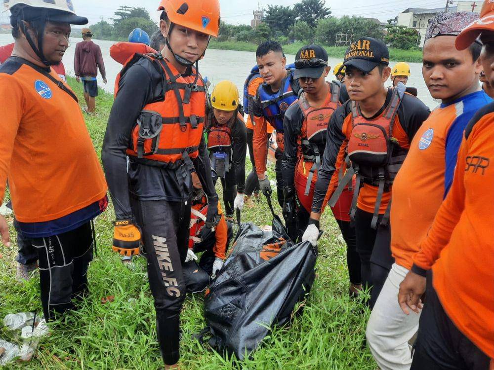 Ilustrasi. Personel Basarnas Semarang menggotong kantong jenazah berisi tubuh Suparman. (IDN Times/Dok Humas Basarnas Semarang)