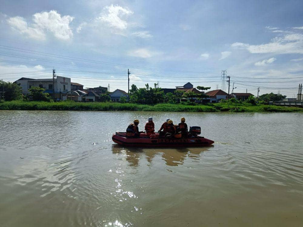 Tenggelam di DAS BKT Semarang, Penyelam Basarnas Temukan Suparman