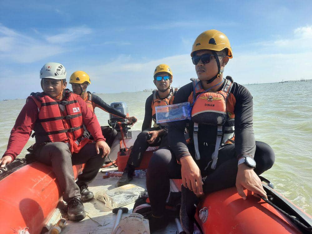 Personel Basarnas Semarang melacak tubuh Suparman dari permukaan Sungai Banjir Kanal Timur. (IDN Times/Dok Humas Basarnas Semarang)