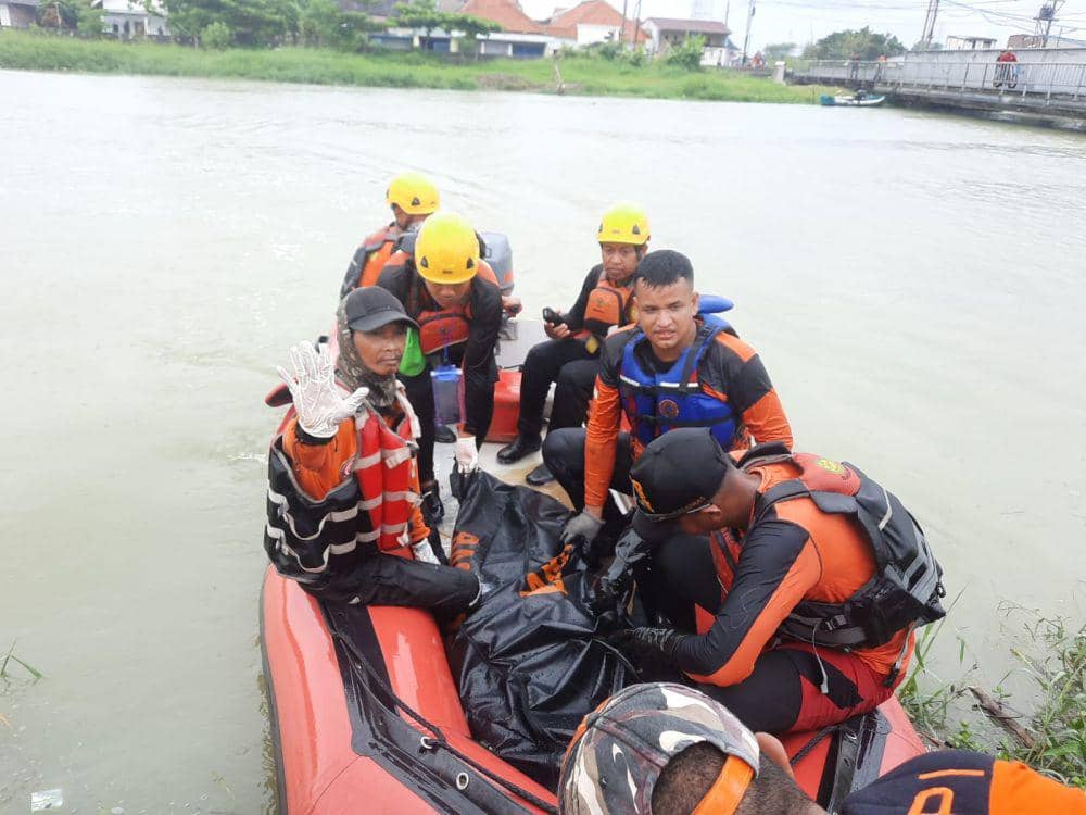 Personel Basarnas Semarang berhasil menemukan Suparman. (IDN Times/Dok Humas Basarnas Semarang)