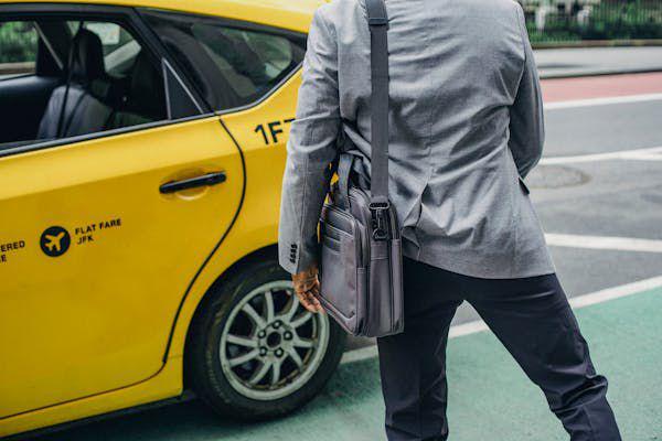 6 Tips Memilih Tas Selempang untuk Pria yang Suka Bepergian