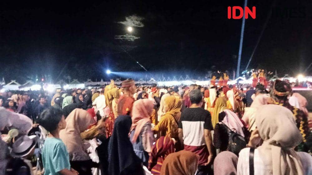 Suasana pengunjung padati Lapangan Serasuba Kota Bima ikuti festival Rimpu Mantika (IDN Times/Juliadin)