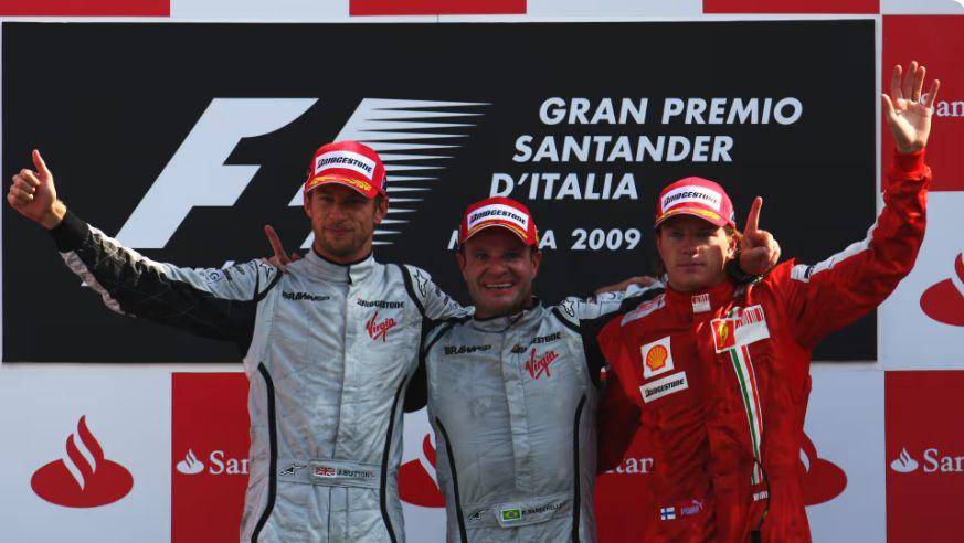 Rubens Barrichello (tengah) sedang berada di podium usai memenangi balapan Formula 1 GP Italia 2009 yang dihelat pada 13 September 2009. (formula1.com)