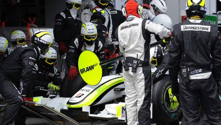 mobil Formula 1 Brawn GP sedang berada di pit stop. (formula1.com)
