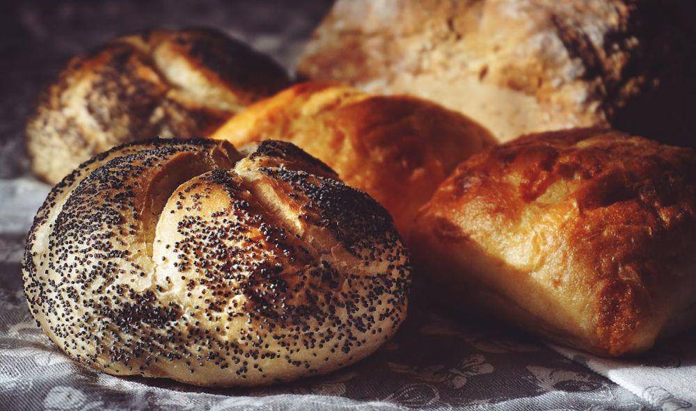 ilustrasi biji poppy pada roti (pexels.com/Suzy Hazelwood)