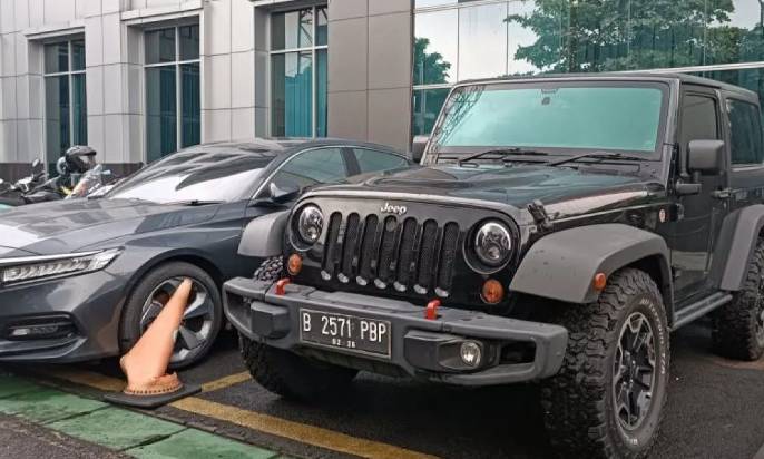 Mobil mewah Rubicon milik Mario Dandy saat ini berada di halaman Kantor Kejari Jakarta Selatan, Rabu (24/4/2024). (ANTARA/Khaerul Izan/aa.)