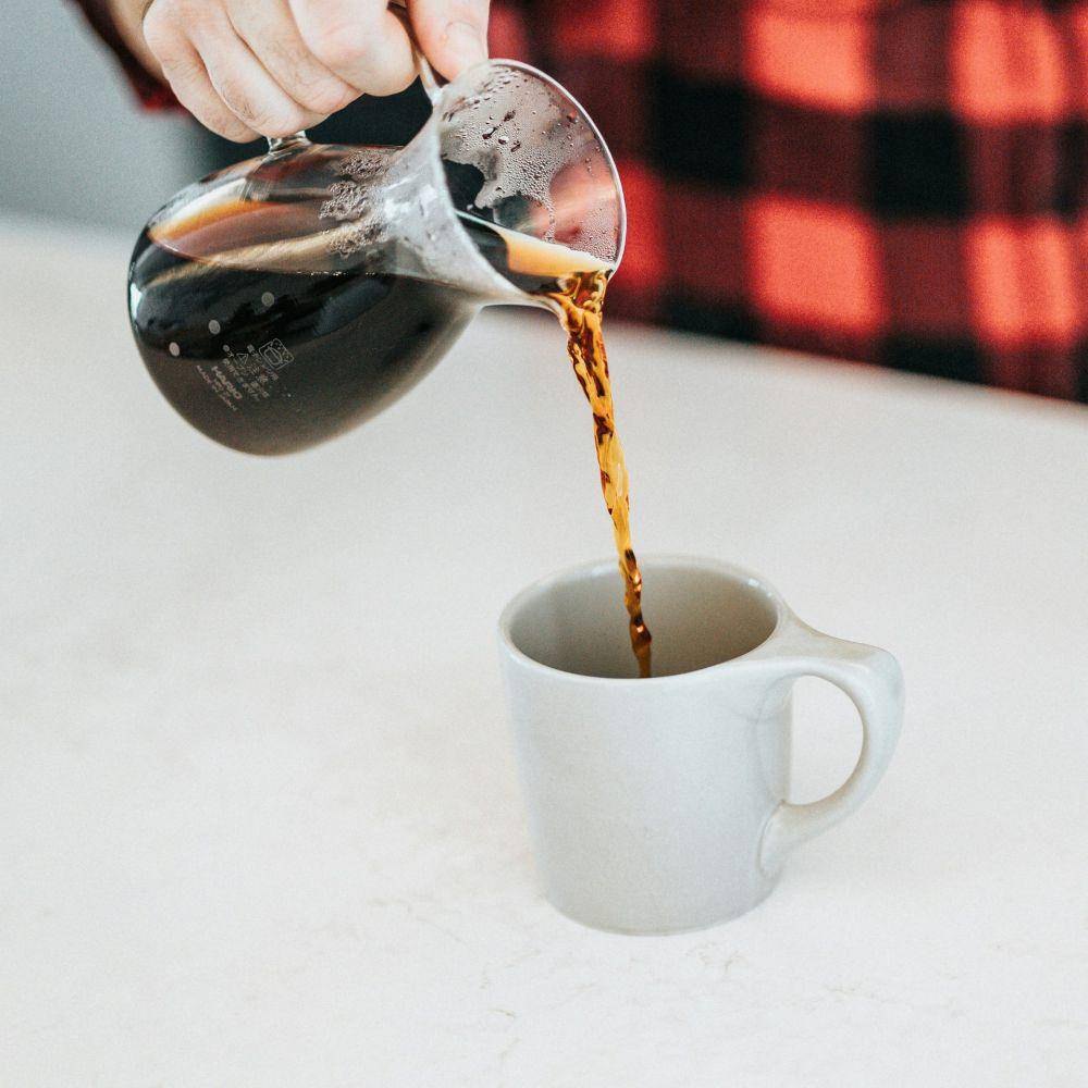 ilustrasi menuangkan kopi dalam gelas (unsplash.com/Tyler Nix)