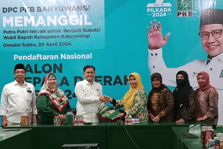 Ratna Ani Lestari mengembalikan pendaftaran Pilkada Banyuwangi ke PKB. (IDN Times/ Agung Sedana)