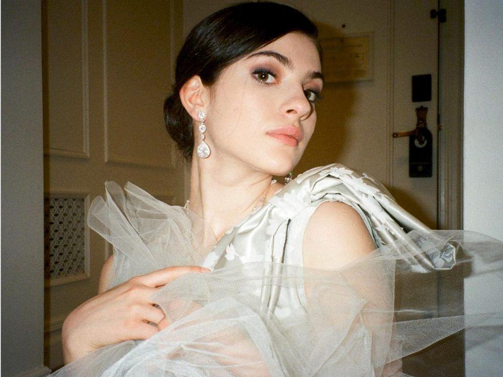 9 Fakta Ella Rubin Anak Anne Hathaway di Film The Idea of You, Moncer!