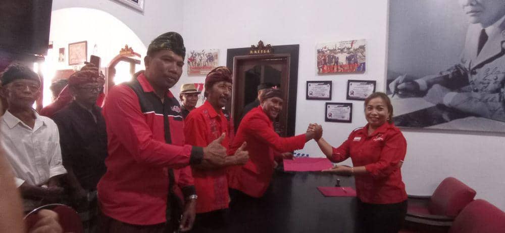 Kader  PDIP Tabanan, Gede Purnawan saat menyerahkan formulir pendataran penjaringan Cabup-Cawabup Tabanan, Minggu (28/4/2024) (Dok.IDNTimes/Istimewa)