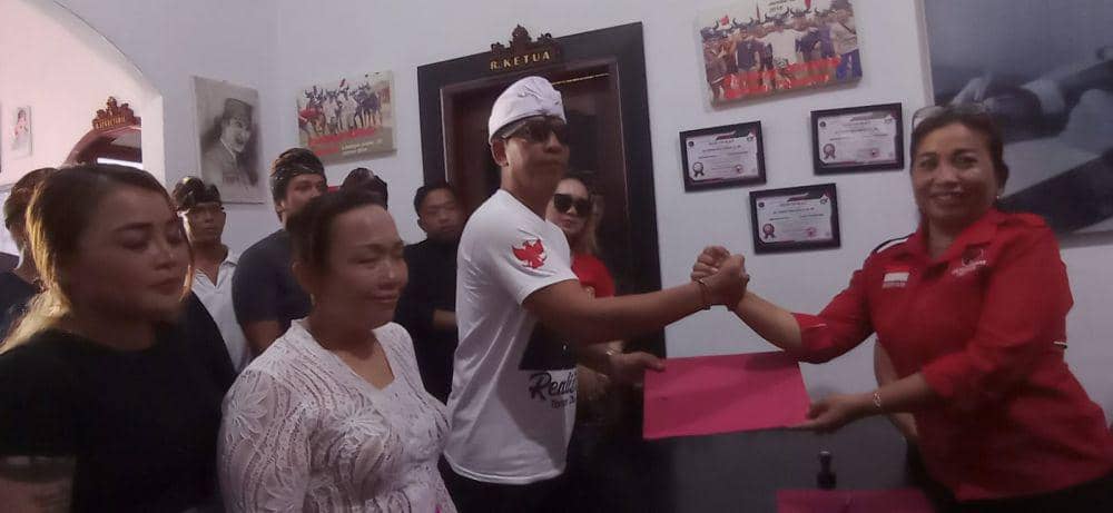 Kader  PDIP Tabanan, Nyoman Mulyadi saat menyerahkan formulir pendataran penjaringan Cabup-Cawabup Tabanan, Minggu (28/4/2024) (Dok.IDNTimes/Istimewa)